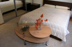 Масивна спалня от бук в цвят - среден орех. Леглото е модел "Онда" с подматрачна рамка.