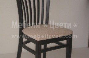 Стола е с размер на седалката 450/450 мм