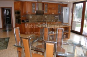 Българска кухненска мебел по индивидуален проект с островен барплот от масив с две лица.Цена на кухня 5900лв.
Цена на бар плот 3300лв.