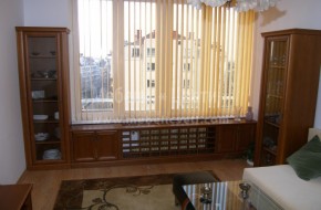 Две витрини,радиаторна решетка,шкаф за телевизор,ракла,нисък шкаф и горни шкафове в дневна.