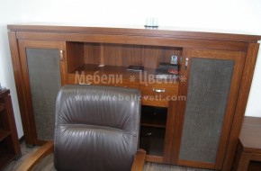 Луксозни офис мебели от дърво  с перфектно изпълнение на дървените обшивки тапицирани с кожа.