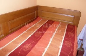 Легло със странични табли към стената и ракла със напречно повдигане