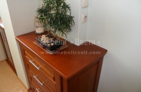 Шкаф с чекмеджета с формата на комина,нисък трапезарен шкаф с витрина мат,маса със стъклен плот и столове.