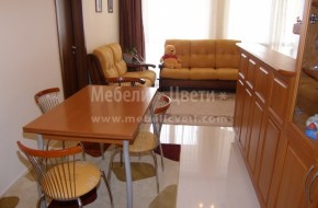 Столове и маса с дървени и метални части