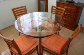 Кръгла маса за кухня или трапезария от бук със стъклен плот.