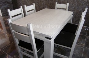 Цвета на масата и столовете е с цвета на монтираната кухня-"състаряване на дървесината с патина".