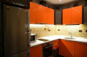 Използваната дървесина в кухнята е масивен бук.За плот на дол.кухненски шкафове е използван термоустойчив плот,а за гръб лепен естествен камък.
Монтирана кухня 2019год.