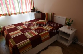 Мебелите в спалнята са-скрин,легло с механизъм за матрак 144/190,нощ.шкафче и вграден двукрилен гардероб с надстройка в цвят RAL9016.